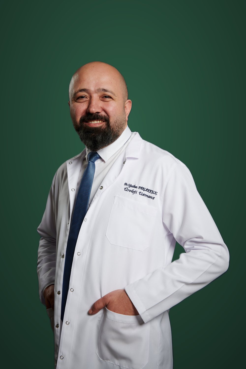 Op. Dr. Oğuzhan Parlakkılıç, üroloji uzmanı, beyaz önlükle